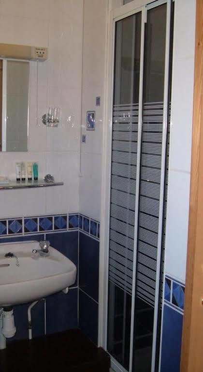 Tremains Guest House Bridgend  Ngoại thất bức ảnh